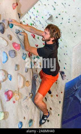 Training im Boulderwall Stockfoto