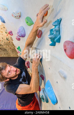 Training im Boulderwall Stockfoto