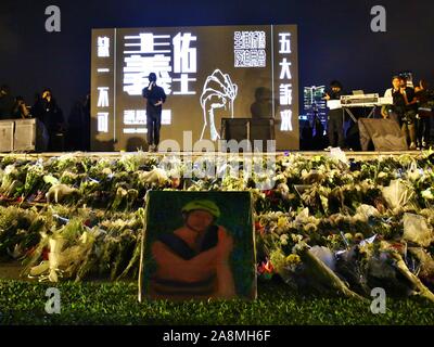 Hongkong, China. 9 Nov, 2019. Tausende Demonstranten versammeln sich Tamar Park für ein Denkmal für die Schüler Chow Tsz-Lok, 22, die bei den jüngsten Zusammenstößen mit der Polizei gestorben. Mehrere Demonstranten hielten Reden vom Podium. Credit: Gonzales Foto/Alamy leben Nachrichten Stockfoto