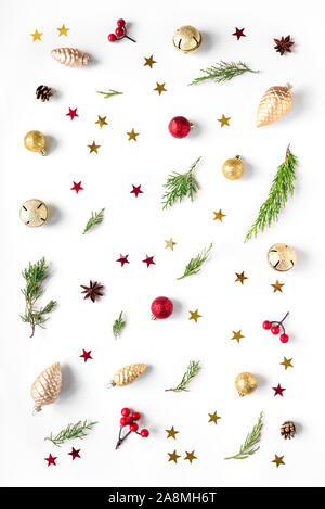 Weihnachten Komposition. Weihnachtsschmuck, Tannenzapfen, tannenzweigen, mit goldenen Sternen auf weißem Hintergrund. Flach, Ansicht von oben, Muster. Stockfoto
