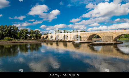 Regensburg 2019. Donau und steinerne Brücke in langen Belichtungszeit. Leute, die vor kurzem restaurierte Brücke in die Altstadt zu kommen. August 2019 in Regensburg. Stockfoto