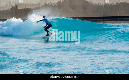 Surfer reiten Erweiterte ebene Wellen an der Welle, Bristol, eine künstliche Binnen surfen See in der Nähe von Bristol, UK. Stockfoto