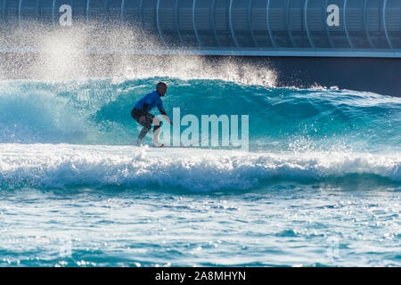 Surfer reiten Erweiterte ebene Wellen an der Welle, Bristol, eine künstliche Binnen surfen See in der Nähe von Bristol, UK. Stockfoto