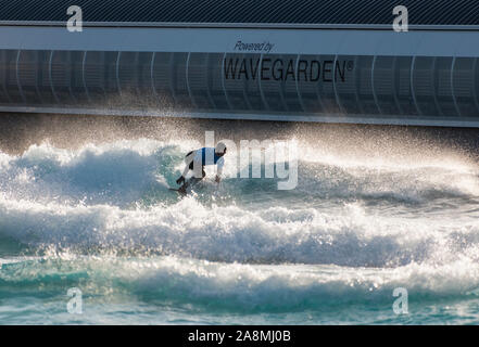 Surfer reiten Erweiterte ebene Wellen an der Welle, Bristol, eine künstliche Binnen surfen See in der Nähe von Bristol, UK. Stockfoto