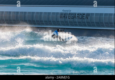 Surfer reiten Erweiterte ebene Wellen an der Welle, Bristol, eine künstliche Binnen surfen See in der Nähe von Bristol, UK. Stockfoto