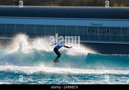 Surfer reiten Erweiterte ebene Wellen an der Welle, Bristol, eine künstliche Binnen surfen See in der Nähe von Bristol, UK. Stockfoto