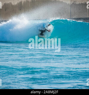 Surfer reiten Erweiterte ebene Wellen an der Welle, Bristol, eine künstliche Binnen surfen See in der Nähe von Bristol, UK. Stockfoto