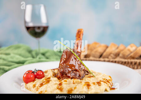 Traditionelles türkisches Essen Lammkeule und Reis. Langsam gekocht der Lammkeule mit Auberginen begendi. Stockfoto