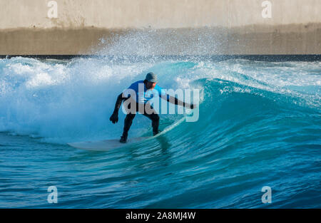 Surfer reiten Erweiterte ebene Wellen an der Welle, Bristol, eine künstliche Binnen surfen See in der Nähe von Bristol, UK. Stockfoto