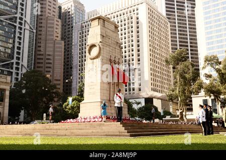 Hongkong, China. 10 Nov, 2019. Gebietsregierung veranstaltet einen jährlichen Gedenktag für die Zeremonie am Vormittag auf der Epitaph im Zentrum das Geopferte alliierte Soldaten des Ersten Weltkriegs und des zweiten Weltkriegs zu ehren. Vor allem britische und kanadische Soldaten, die kämpften und ihr Leben für die Verteidigung der Hong Kong gegeben, gegen die japanische Invasion Force während des Pazifischen Krieges sind besondere Tribute. Nov-10, 2019 Hong Kong. ZUMA/Liau Chung-ren Credit: Liau Chung-ren/ZUMA Draht/Alamy leben Nachrichten Stockfoto