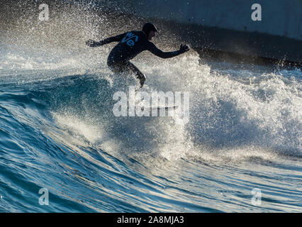 Surfer reiten Erweiterte ebene Wellen an der Welle, Bristol, eine künstliche Binnen surfen See in der Nähe von Bristol, UK. Stockfoto