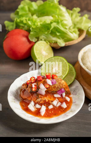 Pikante Sardinen Fisch in Tomatensauce, asiatischen Stil Essen Stockfoto