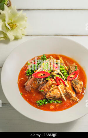 Pikante Sardinen Fisch in Tomatensauce, asiatischen Stil Essen Stockfoto