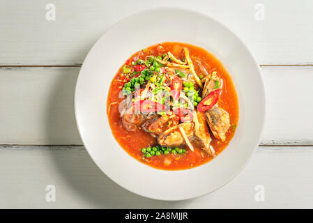 Pikante Sardinen Fisch in Tomatensauce, asiatischen Stil Essen Stockfoto