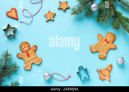 Winter Weihnachten Zusammensetzung mit Lebkuchen cookies und Weihnachtsdekor, flach auf blauem Hintergrund legen, Ansicht von oben, kopieren. Stockfoto