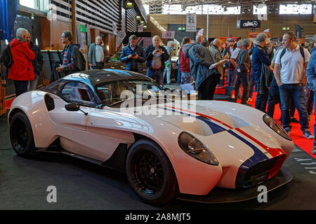 LYON, Frankreich, November 8, 2019: Gast auf der Motorshow. Der Salon Epoq Auto steht in Lyon seit 1979 mit mehr als 67.000 Besuchern jedes Jahr. Stockfoto