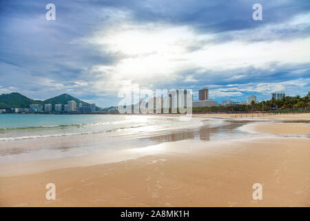 Hainan Insel tropischer sonniger Tag mit Meer und blauem Himmel Stockfoto