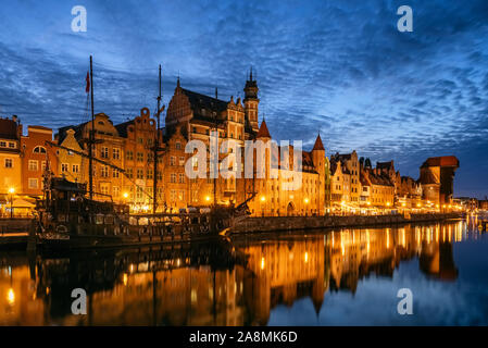 Panorama der Danziger Altstadt und berühmten Krantor Danzig bei Nacht Stockfoto