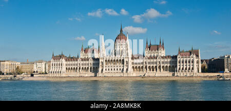 Ungarisches Parlament Gebäude mit Blick auf die Donau. Budapest Stockfoto