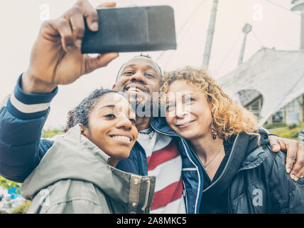 Drei Freunde eine selfie mit einem Telefon Stockfoto