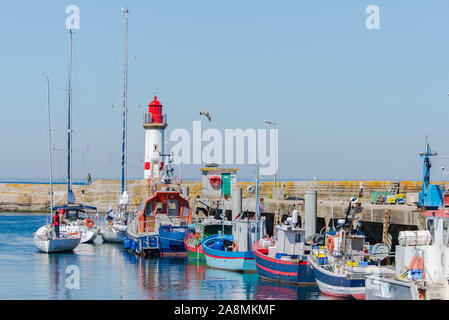 Brittany, ile de Groix, Hafen Port-Tudy, roter Leuchtturm und Boote Stockfoto