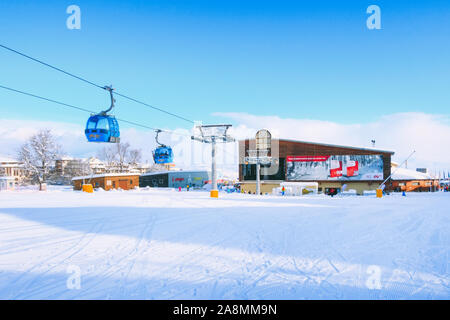 Bansko, Bulgarien - Januar 22, 2018: Winter Skigebiet mit Skipiste, Gondelbahn Hütten und Berge Stockfoto