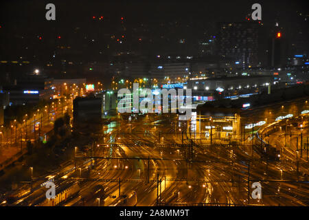 Luftaufnahme von Fracht-, Fracht- und Personenzüge am Bahnhof Parkplatz während der Nacht warten in Zürich Stockfoto