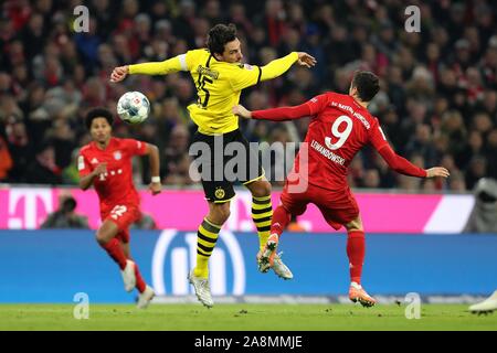 München, Deutschland. 09 Nov, 2019. firo: 09.11.2019, Fußball, 1.Bundesliga, Saison 2019/2020, FC Bayern München - Borussia Dortmund 4:0, Mats Hummels, Borussia Dortmund, Borussia, BVB, Robert Lewandowski, Borussia Dortmund, Borussia, BVB, vollständige Abbildung, Headball Duell, | Verwendung der weltweiten Kredit: dpa/Alamy leben Nachrichten Stockfoto