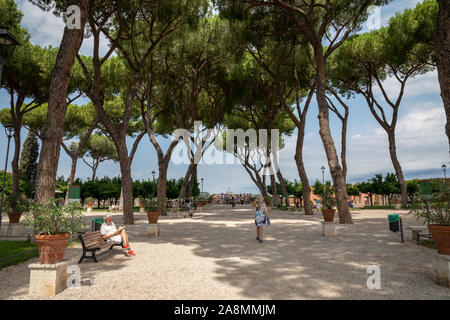Rom, Italien, 23. Juni 2018: Panoramablick auf Orange Garten (Giardino degli Aranci) auf Aventino Hügel. Menschen gehen und Rest in Nationalpark von Rom. Stockfoto