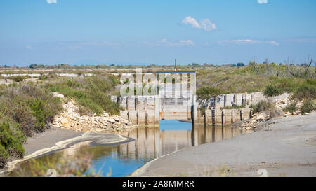 Aigues-Mortes, Salins du Midi, schöne Landschaft mit Salzwiesen Stockfoto