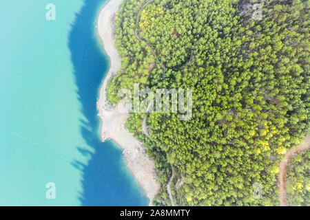 Eine Luftaufnahme von See und Wald mit einem schmalen Pfad. Stockfoto