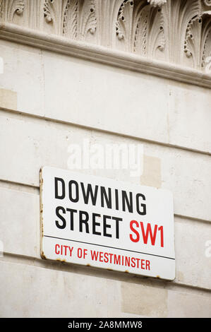 LONDON - Juni 2011: ein Schild für die Downing Street, wo der Wohnsitz des Ministerpräsidenten befindet, hängt an einem Gebäude in Westminster. Stockfoto