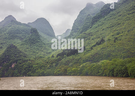 Vorbei an Misty Hills mit tiefen Tälern auf dem Li River in der Nähe von Guilin Stockfoto