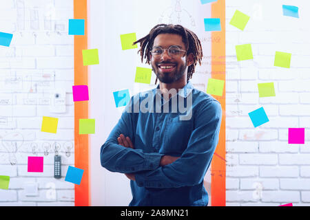 Unternehmer, die Lächeln im Amt. Konzept der Positivität und Erfolg Stockfoto