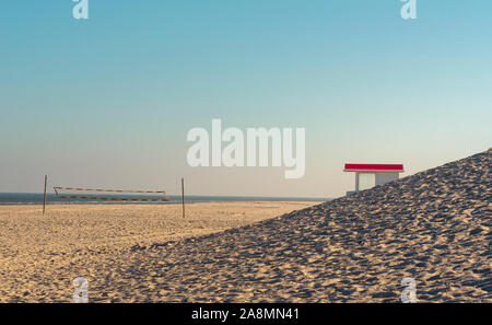 Strand mit feinem Sand auf der Insel Sylt in der Nordsee. Sommer Landschaft mit sonnigen Stränden und blauem Wasser im Norden Deutschlands. Stockfoto