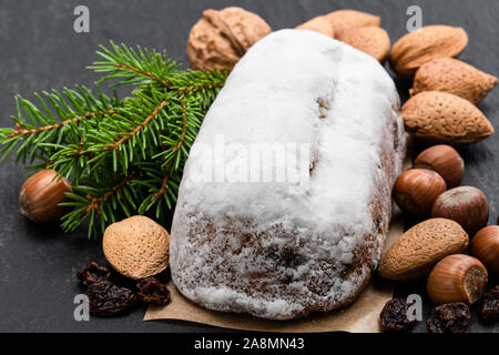 Traditionelle Stollen Obst Kuchen auf schwarzen Stein Tabelle Stockfoto