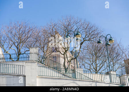 Paris, Parc de Belleville, Gebäude mit Leuchtern Stockfoto