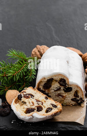 Traditionelle Stollen Obst Kuchen auf schwarzen Stein Tabelle Stockfoto