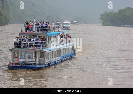 Editorial: Guilin, Guangxi, China, April 19, 2019 - Touristen bewundern die Landschaft von River Cruise Boote auf dem Li River in der Nähe von Guilin Stockfoto