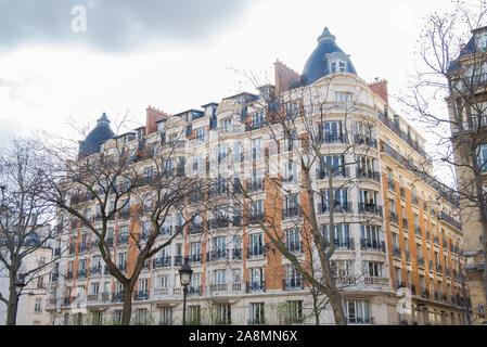 Paris, rosa Fassade, boulevard Richard-Lenoir, typischen Gebäude im Winter Stockfoto
