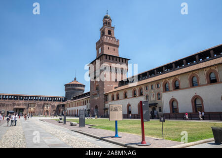 Mailand, Italien - 27. Juni 2018: Panoramablick auf die Außenseite des Schloss Sforza (Castello Sforzesco) ist in Mailand. Es wurde im 15. Jahrhundert von Frankreich gebaut Stockfoto