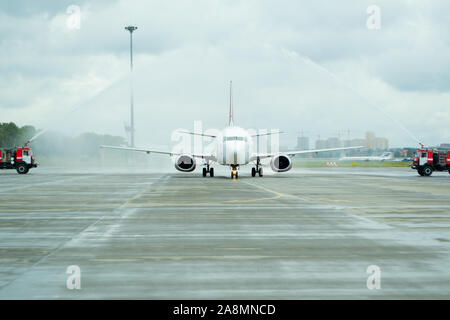 Wasser Salute für AirTran Erstflug Stockfoto