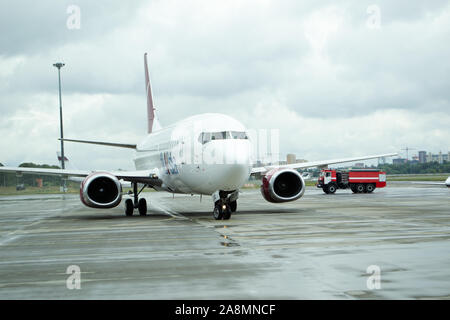 Wasser Salute für AirTran Erstflug Stockfoto