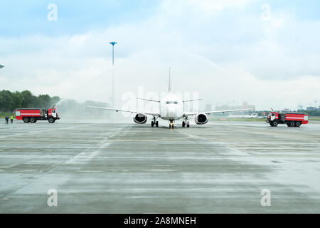 Wasser Salute für AirTran Erstflug Stockfoto