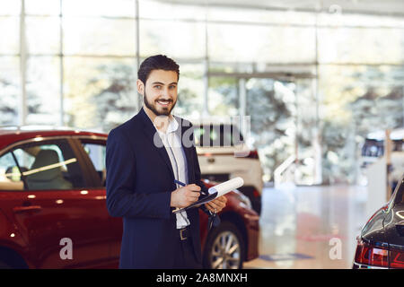 Ein Autohändler in einem Showroom stehen. Stockfoto