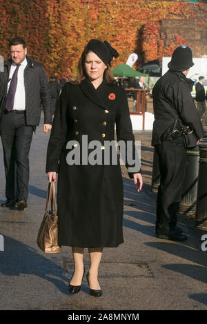 Westminster London, UK. 10. November 2019. Jo Swinson Führer der Liberaldemokratischen Partei kommt in den hellen Herbst Sonnenschein an der Trauerfeier am Ehrenmal in Whitehall, der Beitrag der Britische und Commonwealth militärischen und zivilen Soldaten und Frauen in den beiden Weltkriegen und später Konflikte. Amer ghazzal/Alamy leben Nachrichten zu erinnern Stockfoto