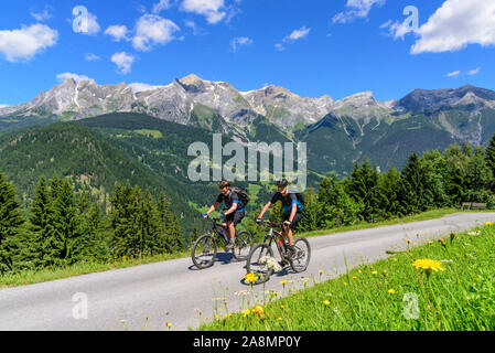 Mountainbiker genießen Sie eine Tour in die Tiroler Alpen in Österreich Stockfoto