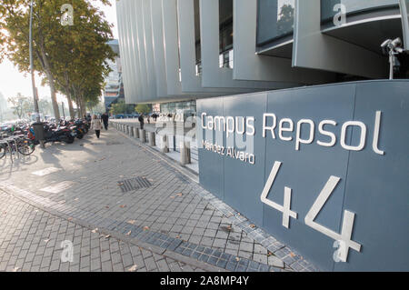 Madrid, Spanien. 19.Oktober: Repsol das Hauptquartier von Mendez Alvaro Straße, Madrid Stockfoto