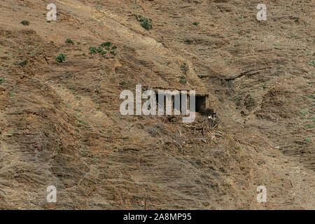 Zerstörten Haus auf dem Berg von Tizi ait Barka, Marokko. Stockfoto