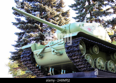 Sowjetischen schweren Panzer während des Zweiten Weltkrieges KV-85 (Objekt 239) 1943, auf der auf einem Podest auf der Website des vorderen Verteidigungslinie der Stadt Leningrad Stockfoto